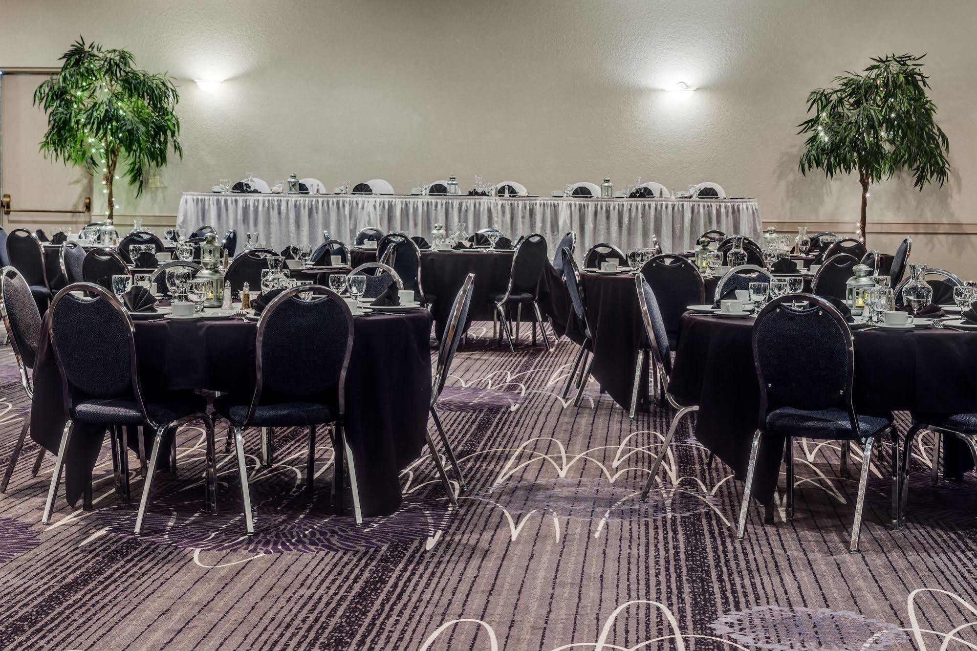 Heritage Inn Hotel & Convention Centre - High River Bagian luar foto
